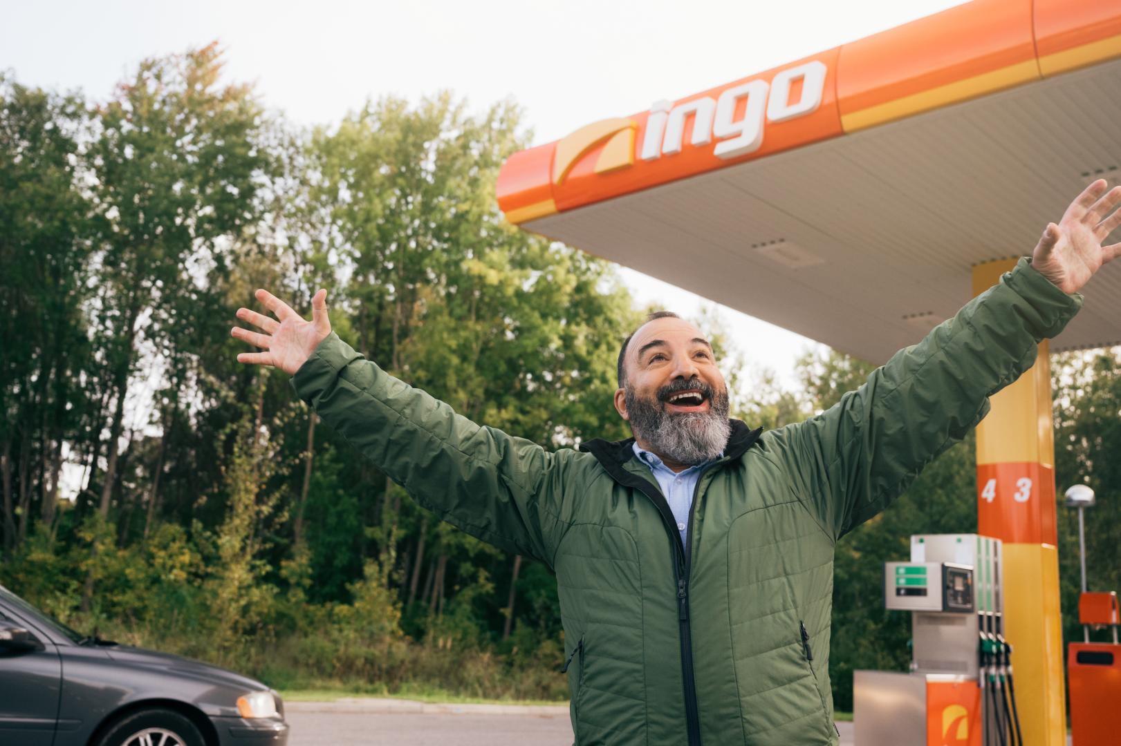 Glad man vid INGO station